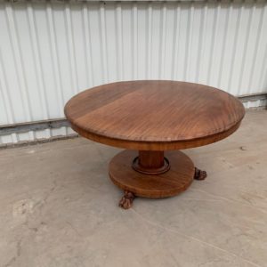 Antieke tafel kringloop
